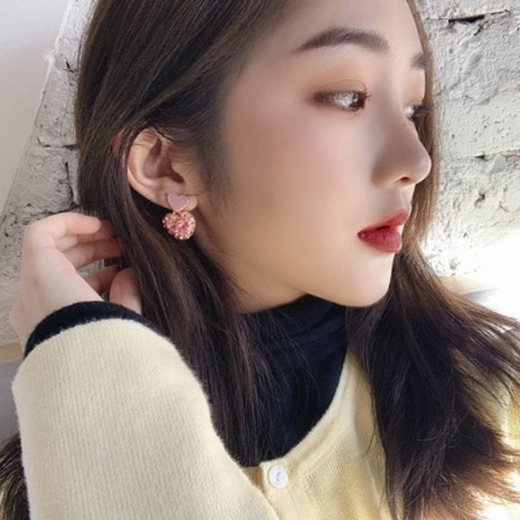 Pink Rhinestone Cluster Heart Earrings. - Picture 3 of 3